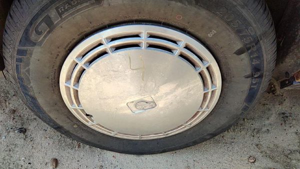 1990 Oldsmobile Delta 88 Wheel Cover 4 — photo 2