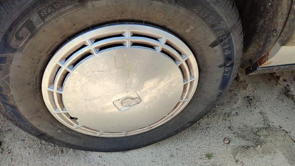 1990 Oldsmobile Delta 88 Wheel Cover 4 — photo 4