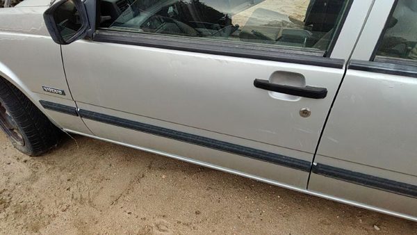 1991 Volvo 740 Front Door LH Silver — photo 4