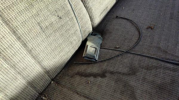 87-91 F250 Pickup Passenger Right Front Seat Belt Buckle Receiver Oem Gray — photo 1