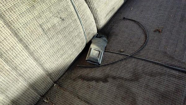 87-91 F250 Pickup Passenger Right Front Seat Belt Buckle Receiver Oem Gray — photo 2