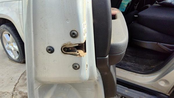 2007-2011 Chevy Tahoe Driver Left Rear Door Latch With Rods/cables Oem Back — photo 1