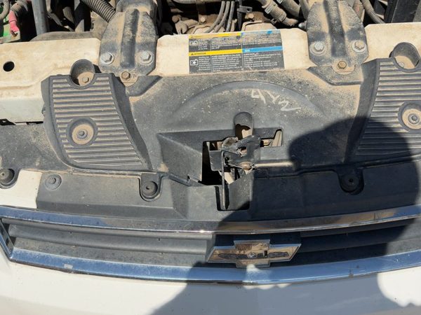 06-07 Monte Carlo Top Plastic Cover Above Radiator Support Sight Shield Oem — photo 4