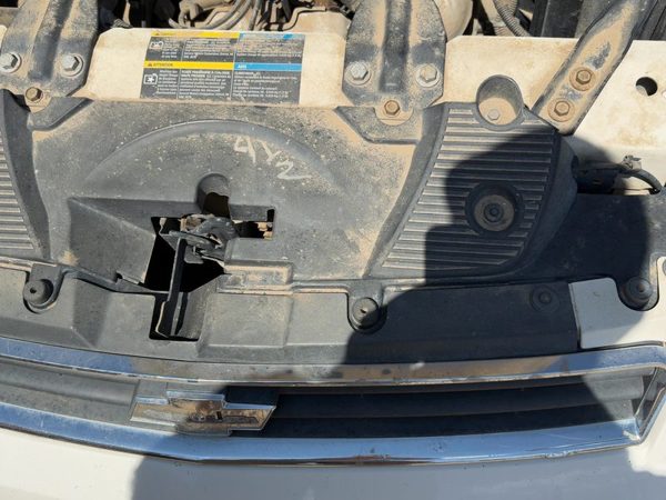 06-07 Monte Carlo Top Plastic Cover Above Radiator Support Sight Shield Oem — photo 5