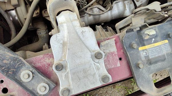 1997-2004 Chevy Venture Pair Of Motor Mount Brackets Oem Upper Radiator Support — photo 2