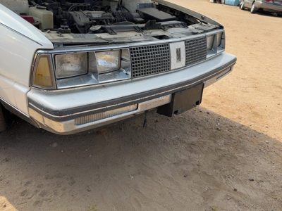 1985-1990 Oldsmobile 98 Front Bumper With Brackets Assembly Oem White 22514530