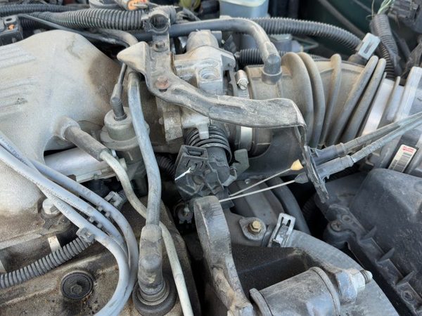 1999 Chevy Lumina Throttle Body Valve OEM with Sensors 3.1L V6 17113576 — photo 1