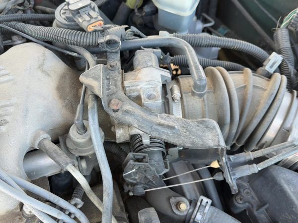 1999 Chevy Lumina Throttle Body Valve OEM with Sensors 3.1L V6 17113576 — photo 3
