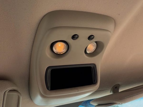 03-07 Silverado 2500 Center Overhead Console Dome Light Map Lamp Cubby Tan 52D — photo 2