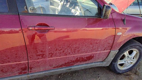 2004 Mitsubishi Outlander Front Door RH Red — photo 3