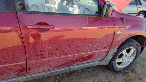 2004 Mitsubishi Outlander Front Door RH Red — photo 4