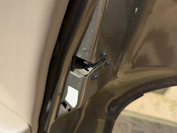 99 Pontiac Bonneville Passenger Right Rear Door Latch With Rods/Cables Oem Back — photo 2