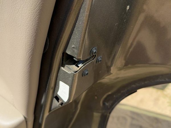 99 Pontiac Bonneville Passenger Right Rear Door Latch With Rods/Cables Oem Back — photo 3
