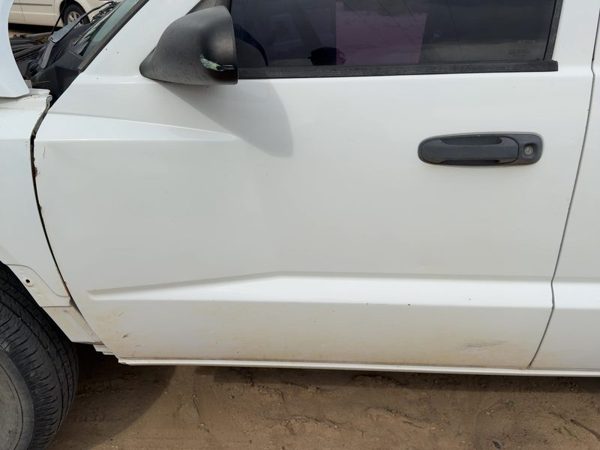 2006 Dodge Dakota Front Door LH White PW7 — photo 2