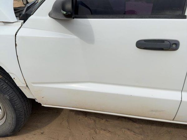 2006 Dodge Dakota Front Door LH White PW7 — photo 1