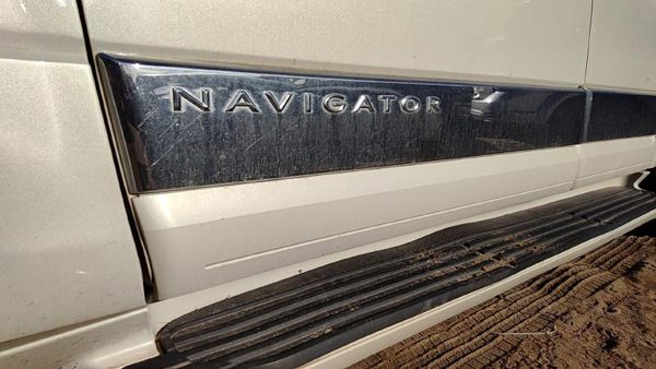 08 Navigator Driver Left Front Moulding From Door Trim Strip Pv White Chocolate — photo 2