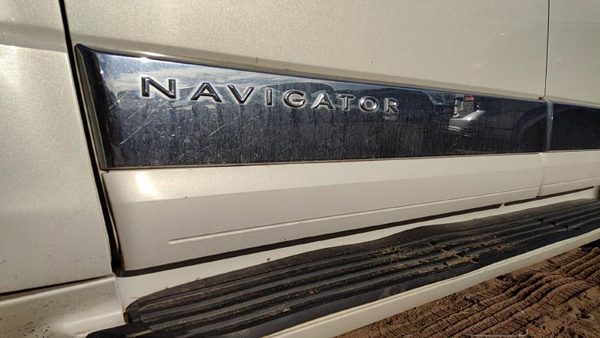 08 Navigator Driver Left Front Moulding From Door Trim Strip Pv White Chocolate — photo 3