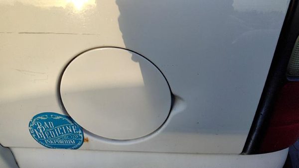 00-06 Chevy Suburban Fuel Tank Door With Hinge Gas Lid Filler 50U Summit White — photo 1