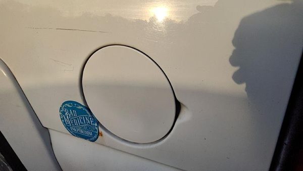 00-06 Chevy Suburban Fuel Tank Door With Hinge Gas Lid Filler 50U Summit White — photo 2