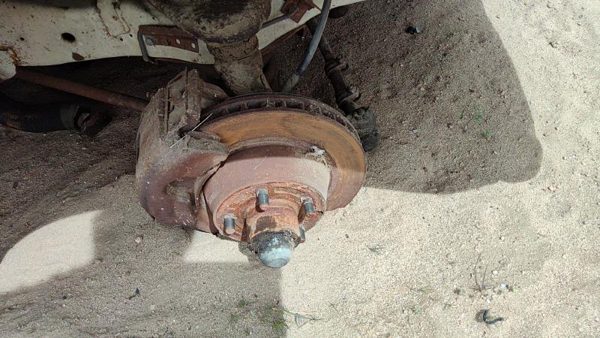 73-80 Van B200 Passenger Right Front Spindle Steering Knuckle With Wheel Hub — photo 1