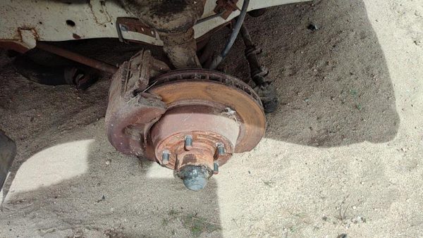 73-80 Van B200 Passenger Right Front Spindle Steering Knuckle With Wheel Hub — photo 2