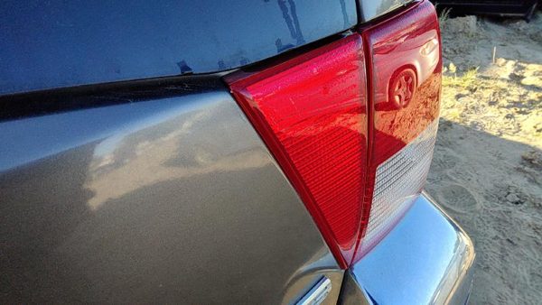 2004 Mitsubishi Endeavor Tail Light Assembly RH Reflector On Gate — photo 3