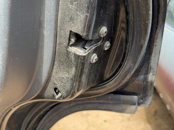 1998-2004 Isuzu Rodeo Passenger Right Rear Door Latch With Rods/Cables Oem Back — photo 2