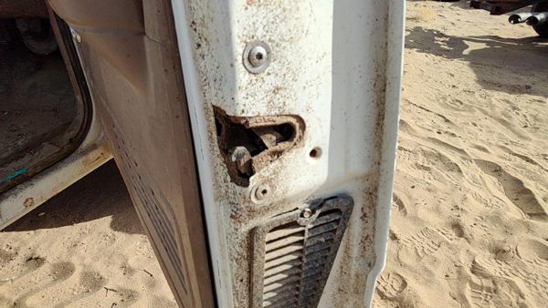1992-1999 Chevy Silverado 1500 Passenger Right Front Door Latch With Rods/Cables — photo 1