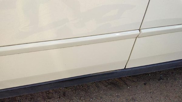 04-08 New Style Malibu Driver Left Front Moulding From Door Trim White 40U — photo 2