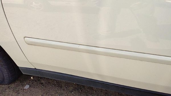04-08 New Style Malibu Driver Left Front Moulding From Door Trim White 40U — photo 6