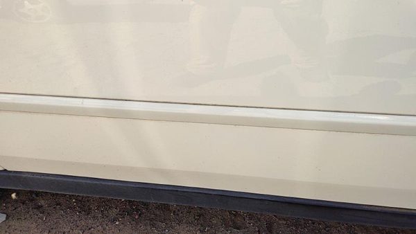 04-08 New Style Malibu Driver Left Front Moulding From Door Trim White 40U — photo 4