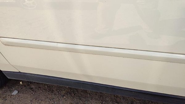 04-08 New Style Malibu Driver Left Front Moulding From Door Trim White 40U — photo 5