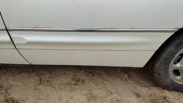 97-05 Buick Park Ave Driver Left Rear Moulding From Door Oem Back Trim White 78u — photo 1