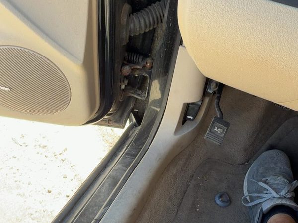 2006-2011 Chevy Impala Driver Left Lower Kick Trim Panel Oem Neutral 522 — photo 1