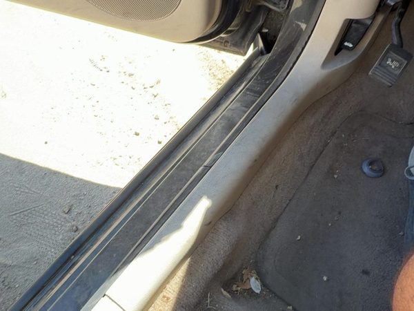 2006-2011 Chevy Impala Driver Left Lower Kick Trim Panel Oem Neutral 522 — photo 2