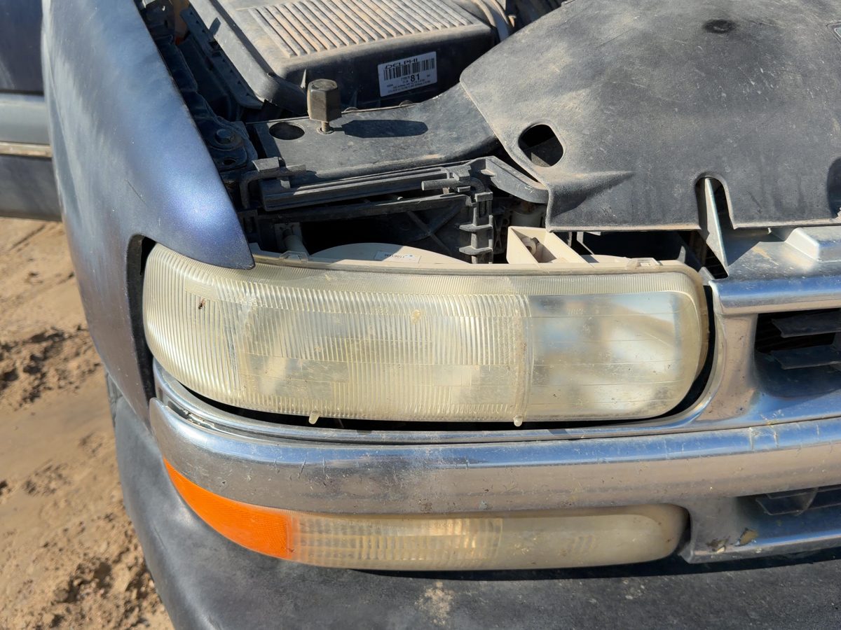 2000-2006 Chevy Suburban Passenger Right Head Light Oem Front Lamp 16526134