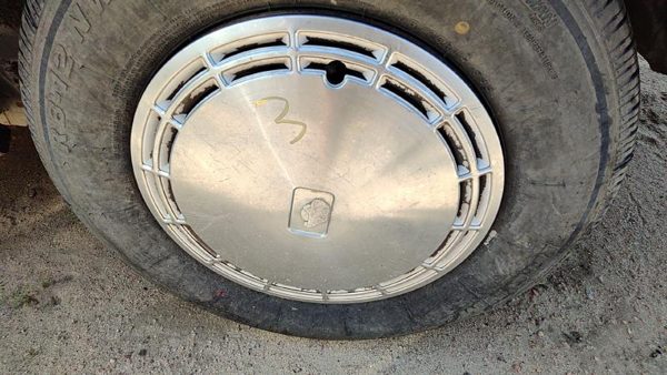 1990 Oldsmobile Delta 88 Wheel Cover 3 — photo 1