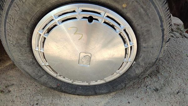 1990 Oldsmobile Delta 88 Wheel Cover 3 — photo 3
