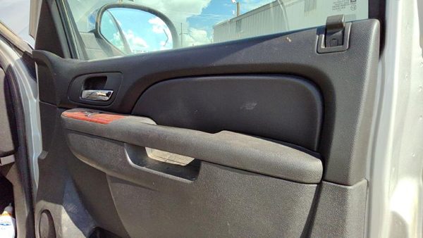 2010-2014 Chevy Tahoe Passenger Right Front Door Trim Panel With Switches Black — photo 4