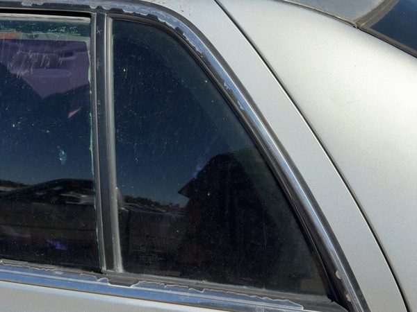 2005 Cadillac Deville Rear Vent Glass/window LH — photo 4