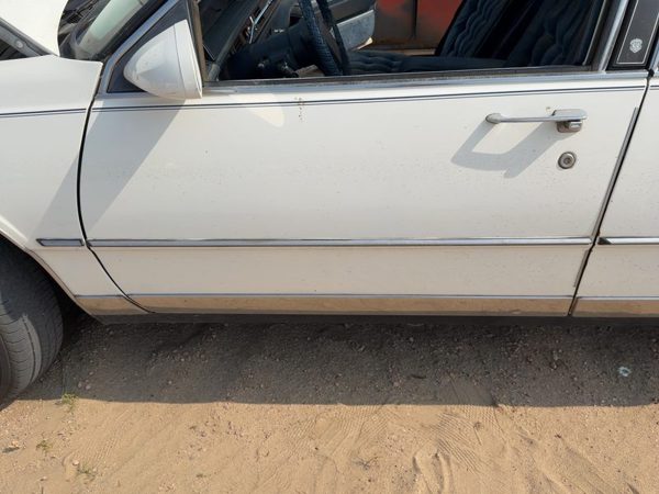 1986 Oldsmobile 98 Front Door LH White — photo 2