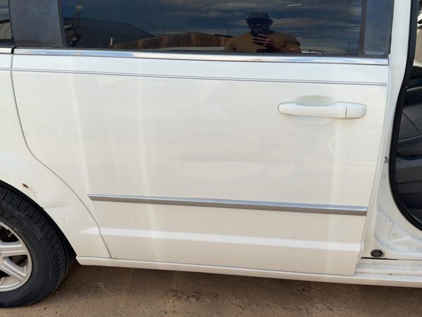 2010 Chrysler Town Rear Door RH White PW1 — photo 3