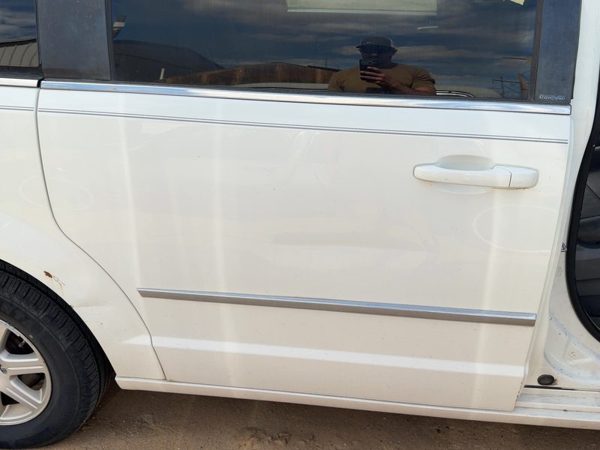 2010 Chrysler Town Rear Door RH White PW1 — photo 2