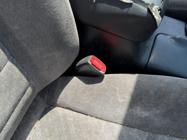 1998 Nissan Maxima Passenger Right Front Seat Belt Buckle Receiver Oem Black — photo 2