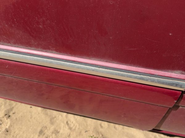 96-00 Town & Country Driver Left Front Moulding From Door Candy Apple Red Ph2 — photo 2