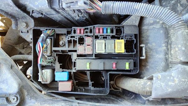 2011 Toyota RAV4 Engine Fuse Box 2.5L — photo 3