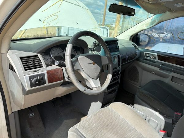 2010 Chrysler Town — vehicle photo 3