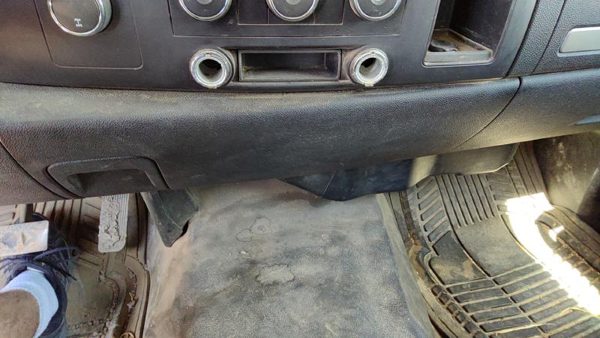2008 Chevy Silverado 2500 Dash Panel Ebony 19D — photo 3