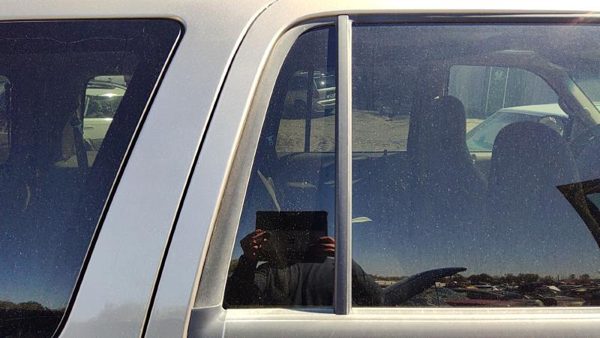 98-02 Expedition Passenger Right Rear Vent Window Back Door Glass With Frame Oem — photo 2