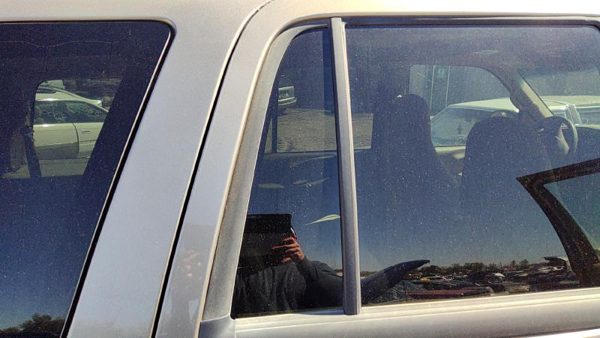 98-02 Expedition Passenger Right Rear Vent Window Back Door Glass With Frame Oem — photo 3